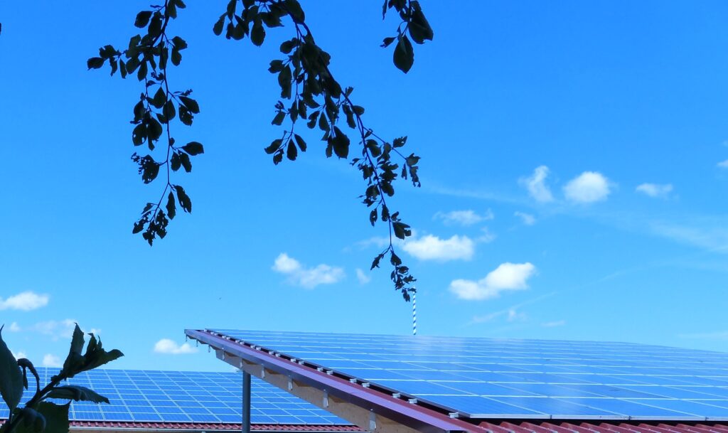 solaranlage hintergrund mit blauem himmel