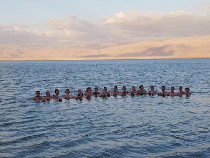 Deutsche Gruppe beim Schwimmen im Toten Meer